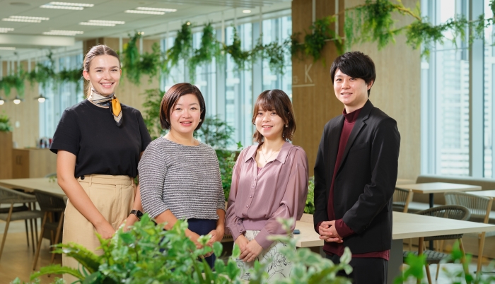 日本総研のイノベーションコンテスト運営を担当する事務局と優勝チームのメンバー